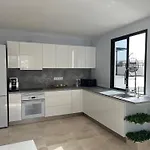 In 4 Bedroom Penthouse With Stunning Patio Bed & Breakfast *