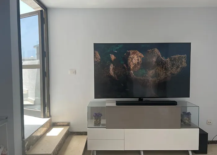 In 4 Bedroom Penthouse With Stunning Patio