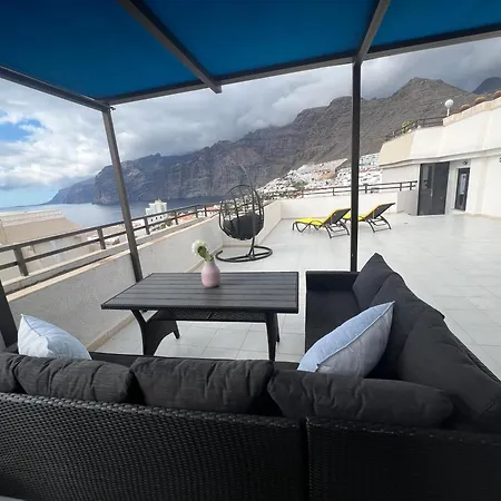 In 4 Bedroom Penthouse With Stunning Patio