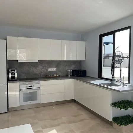 In 4 Bedroom Penthouse With Stunning Patio Bed & Breakfast *