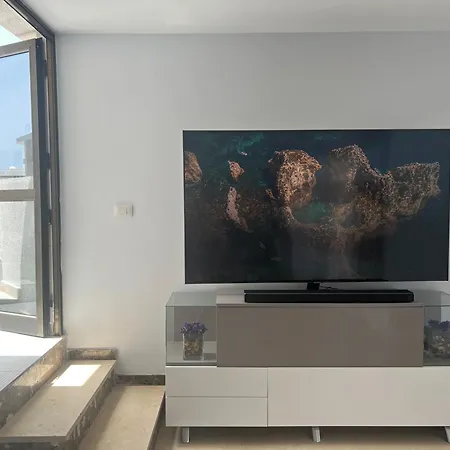 In 4 Bedroom Penthouse With Stunning Patio