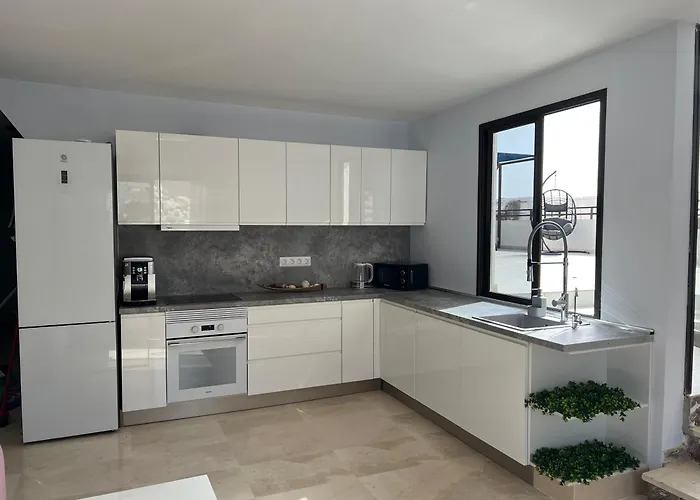 In 4 Bedroom Penthouse With Stunning Patio B&B *