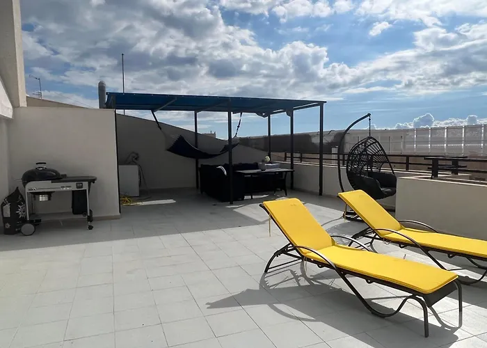 In 4 Bedroom Penthouse With Stunning Patio *